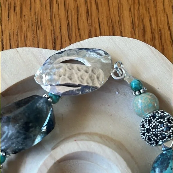✨ Elegant Turquoise and Silver Beaded Bracelet - Picture 2 of 5